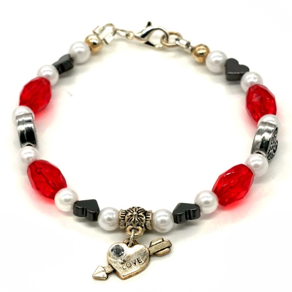 Bracelet with red beads and black hearts with charm. - Picture 1 of 2